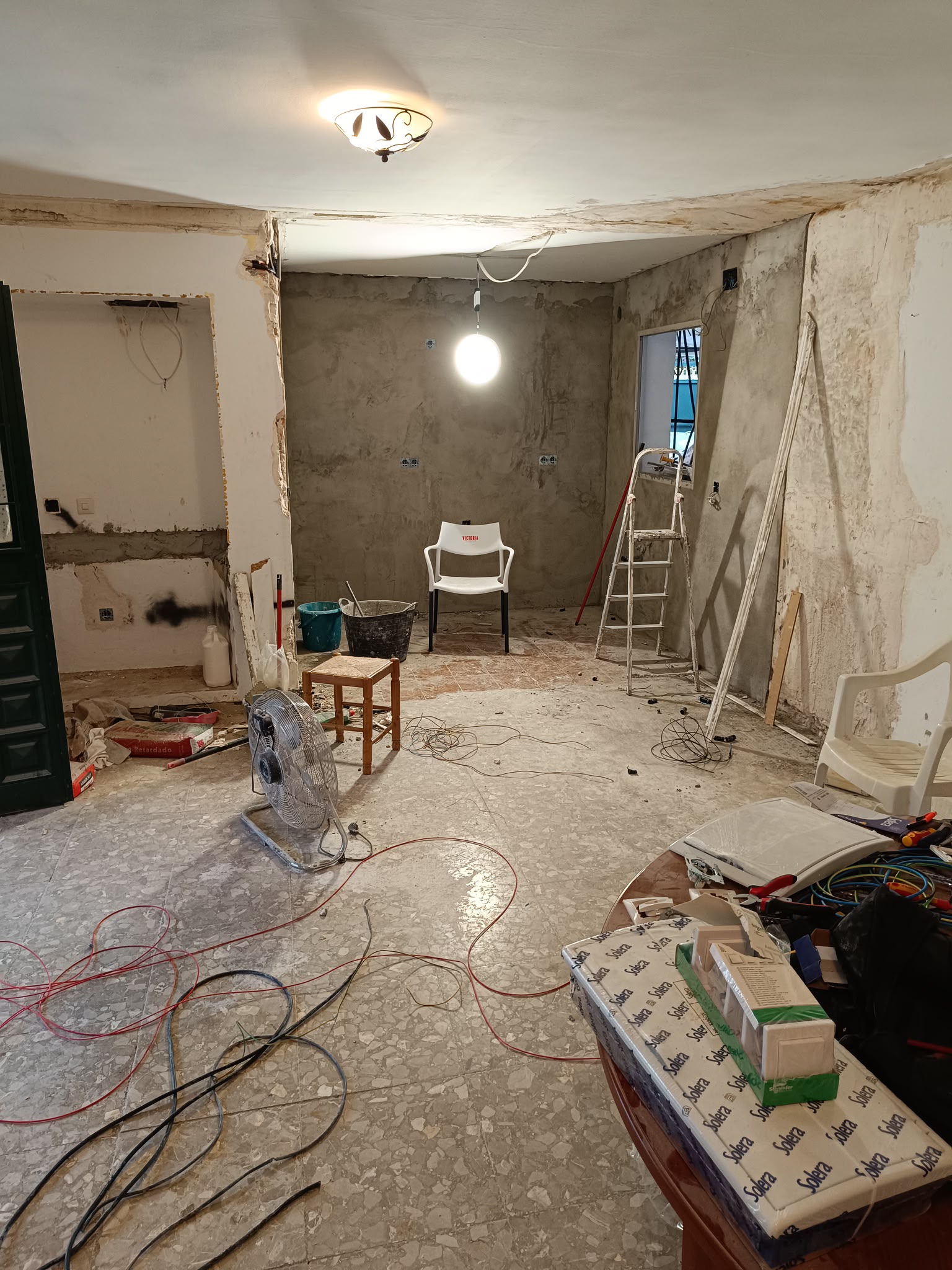 Cocina y salón durante los trabajos de reforma