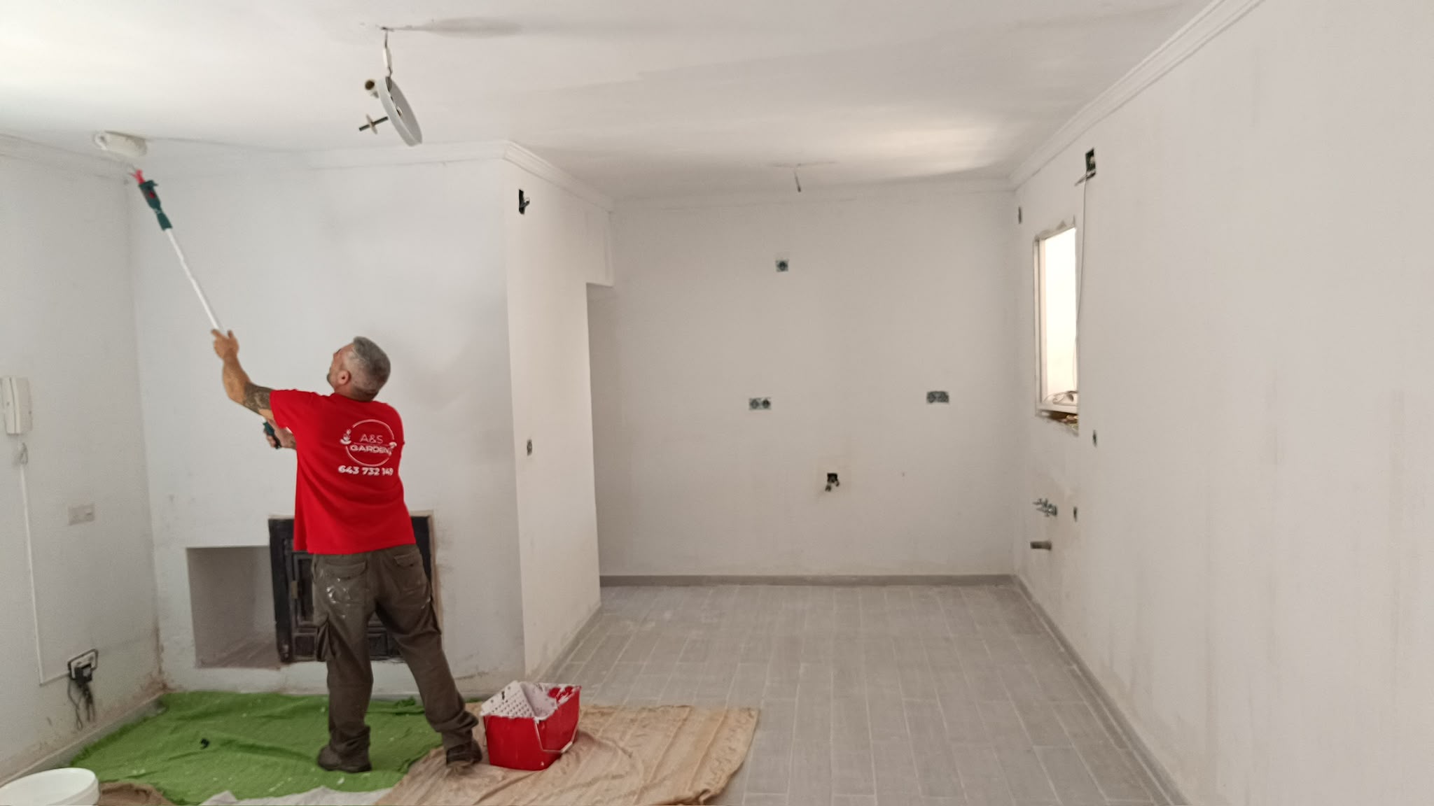 Pintura de paredes y techos con la nueva solería colocada