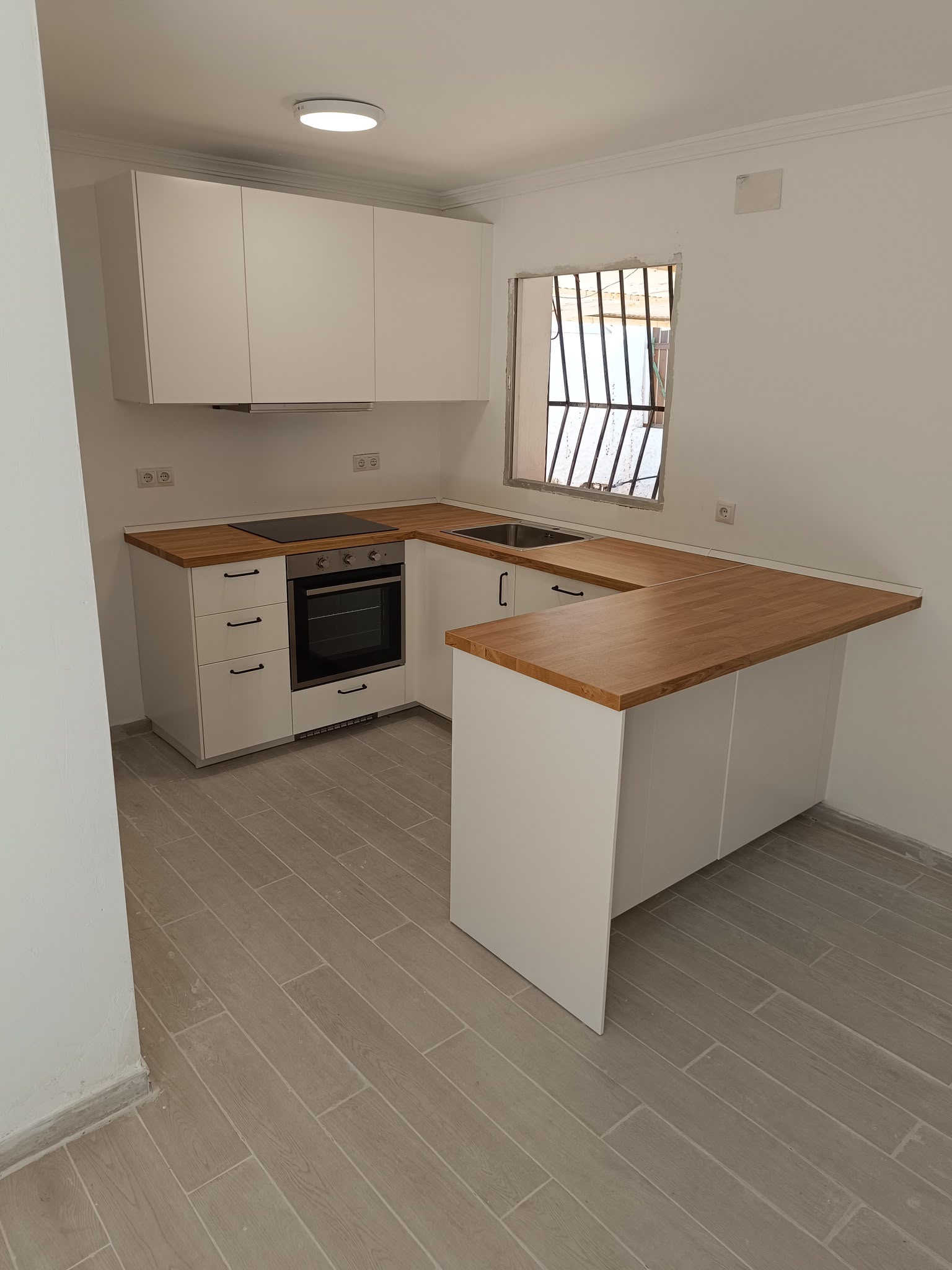 Cocina renovada en nuestro proyecto de reforma integral de cocina, salón y chimenea