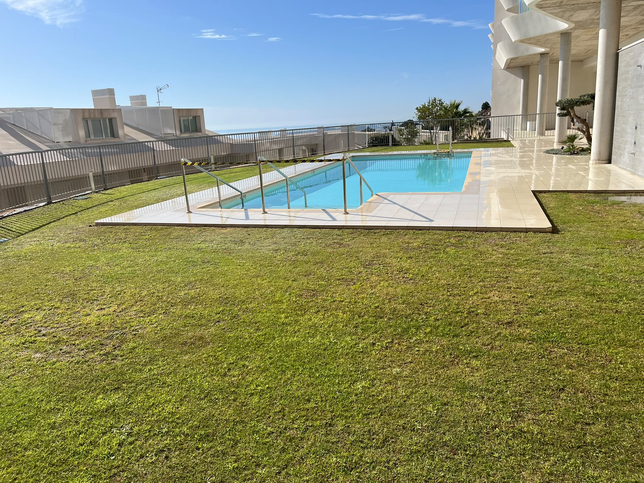 Césped recuperado junto a la piscina de la misma comunidad