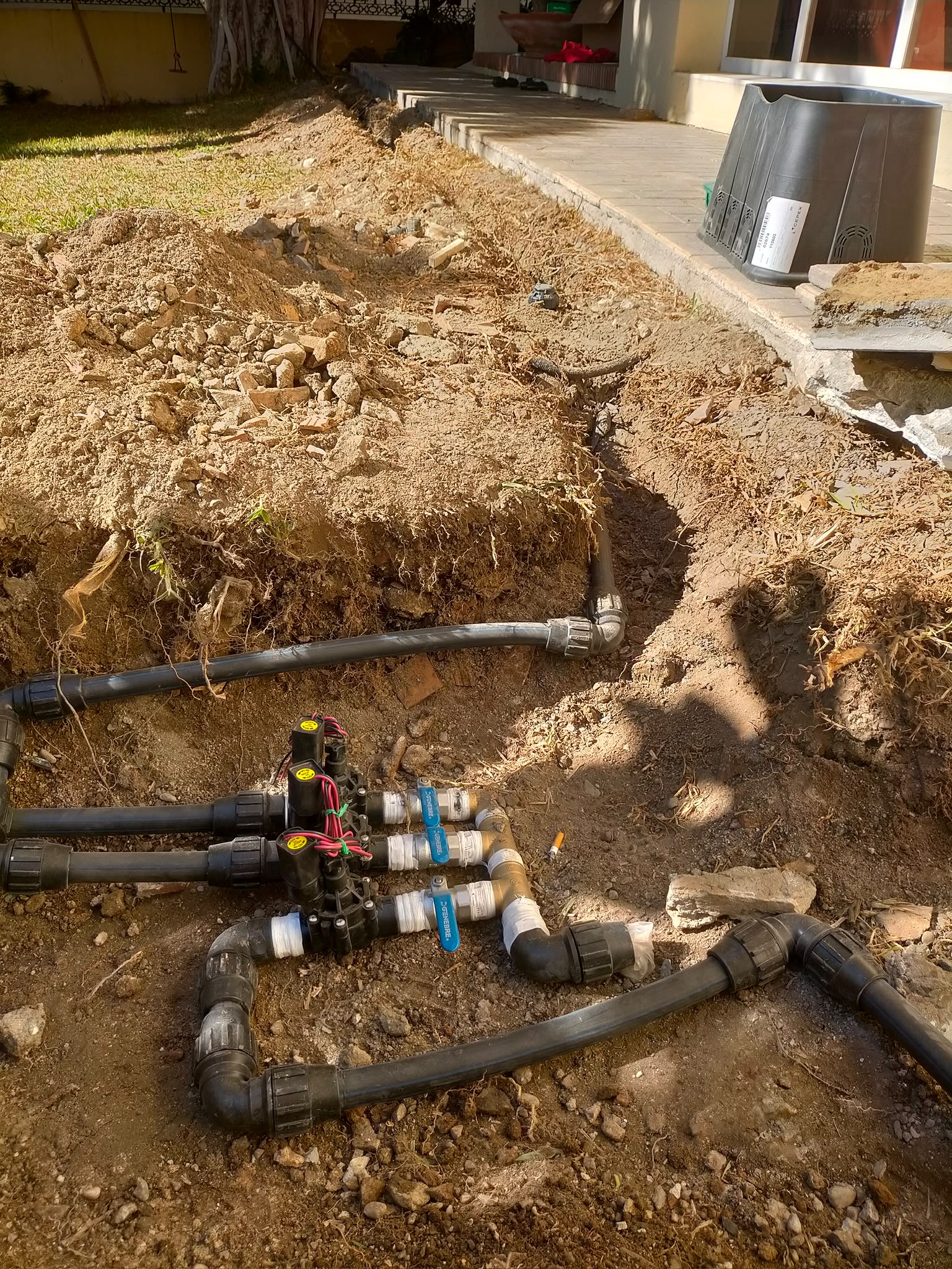 Tuberías y válvulas de un sistema de riego durante la instalación