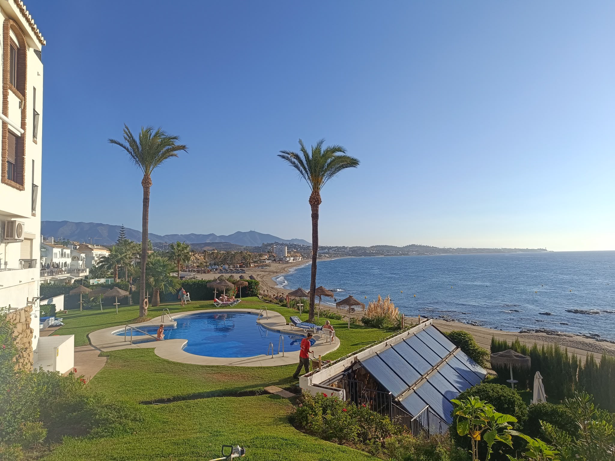 Jardín y piscina junto al mar en la Costa del Sol