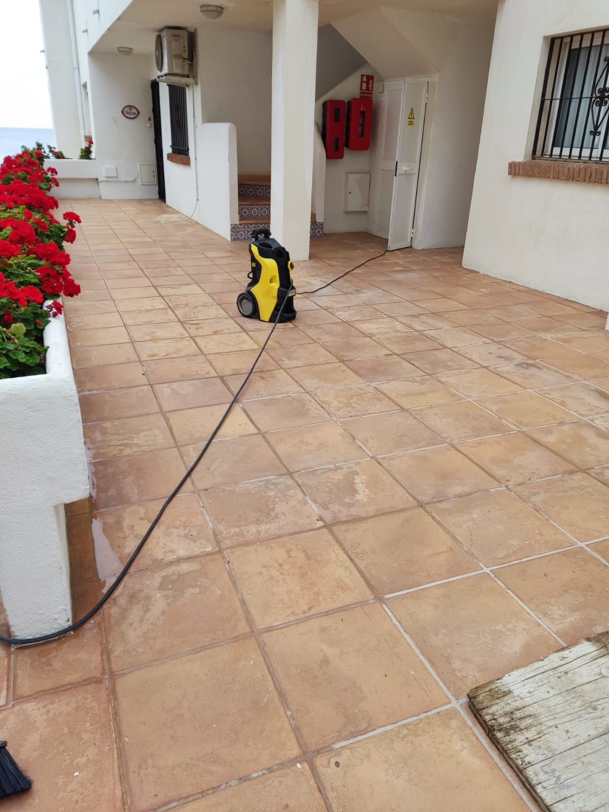 Hidrolimpiadora en un pasillo exterior pavimentado