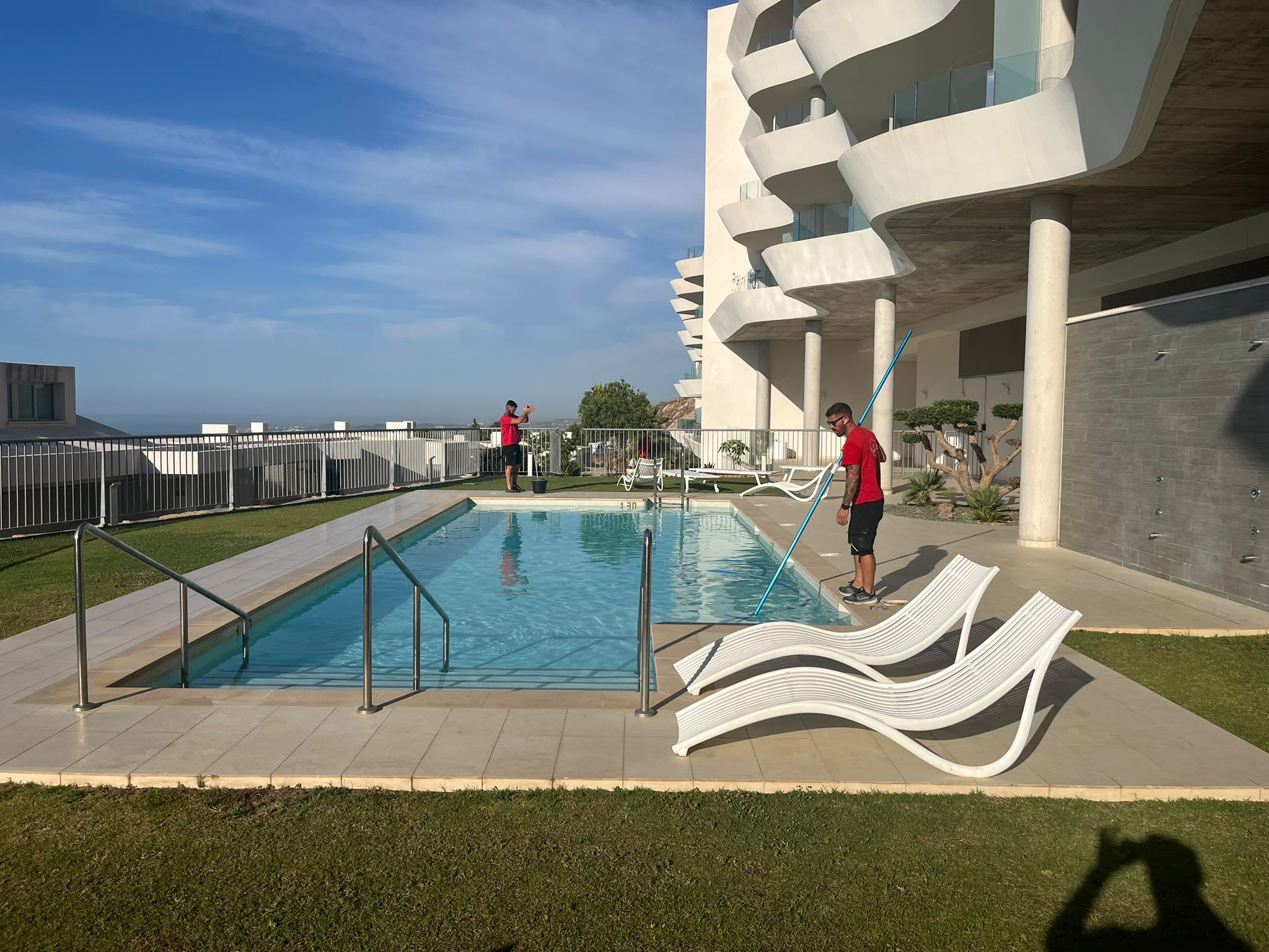 Equipo de mantenimiento trabajando en la piscina de una comunidad