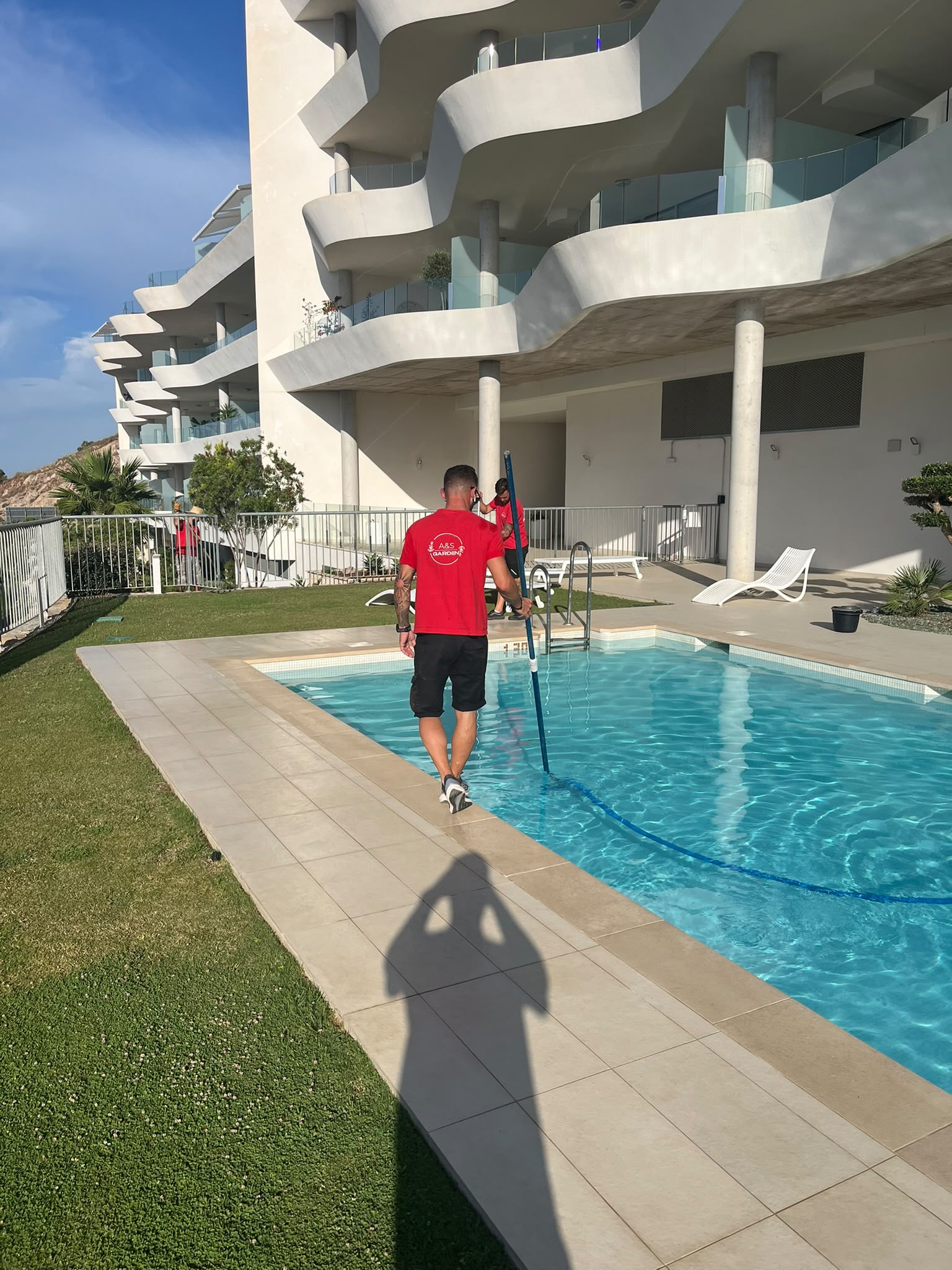 Trabajos de mantenimiento de la piscina y zonas comunes