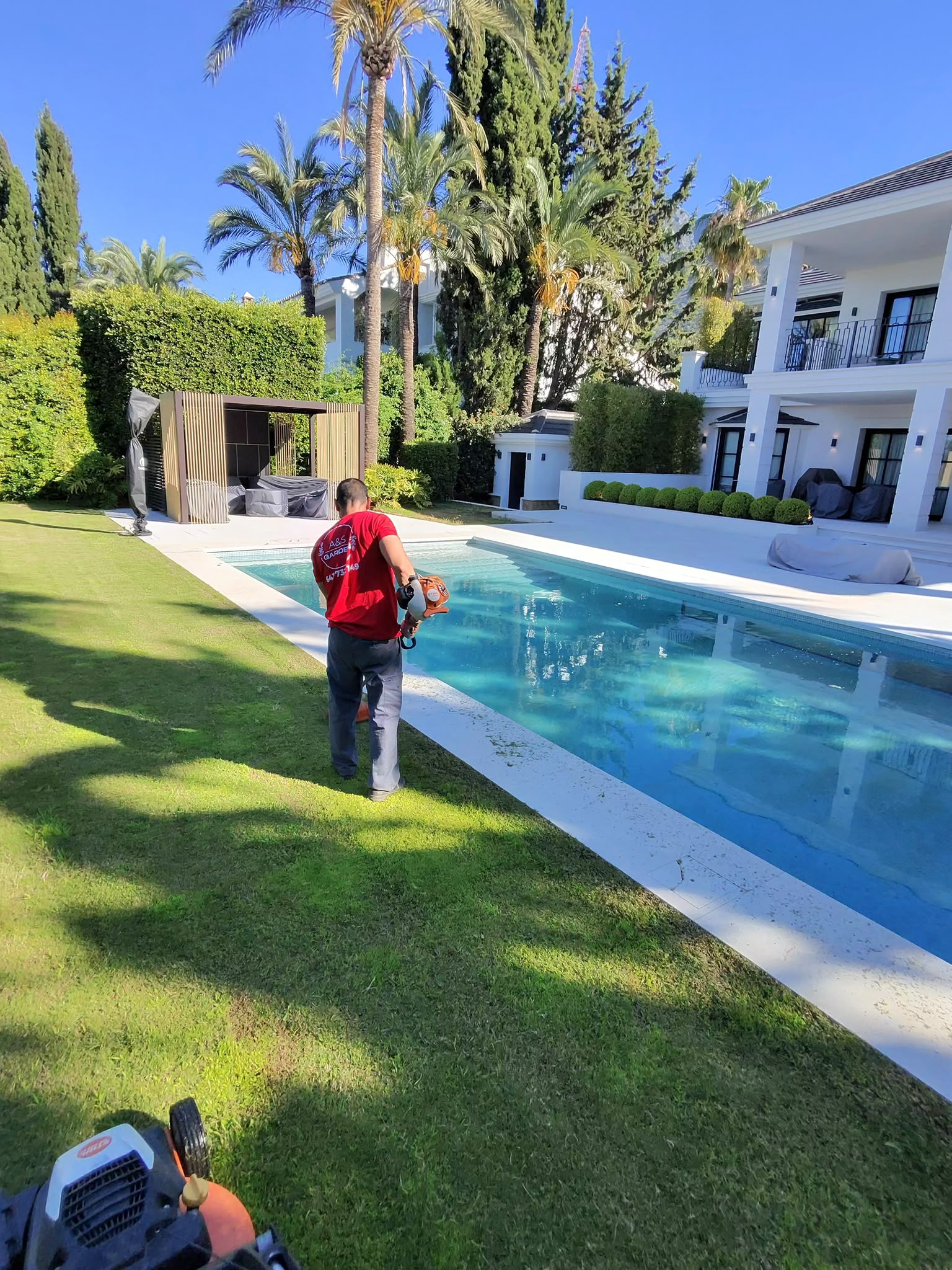 Mantenimiento del jardín y exteriores junto a la piscina de una villa privada