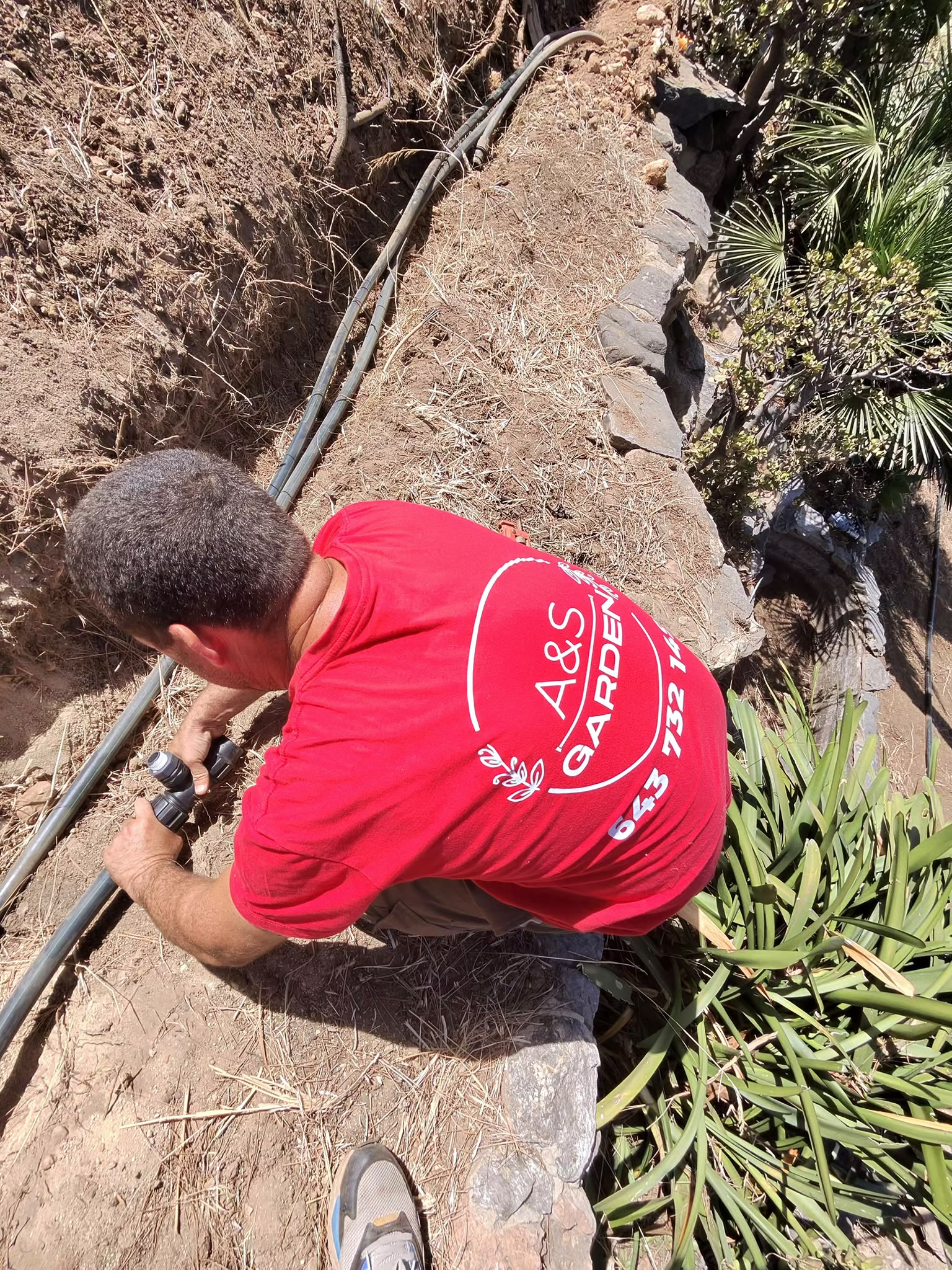 Realización de conexiones de tuberías de riego en el jardín