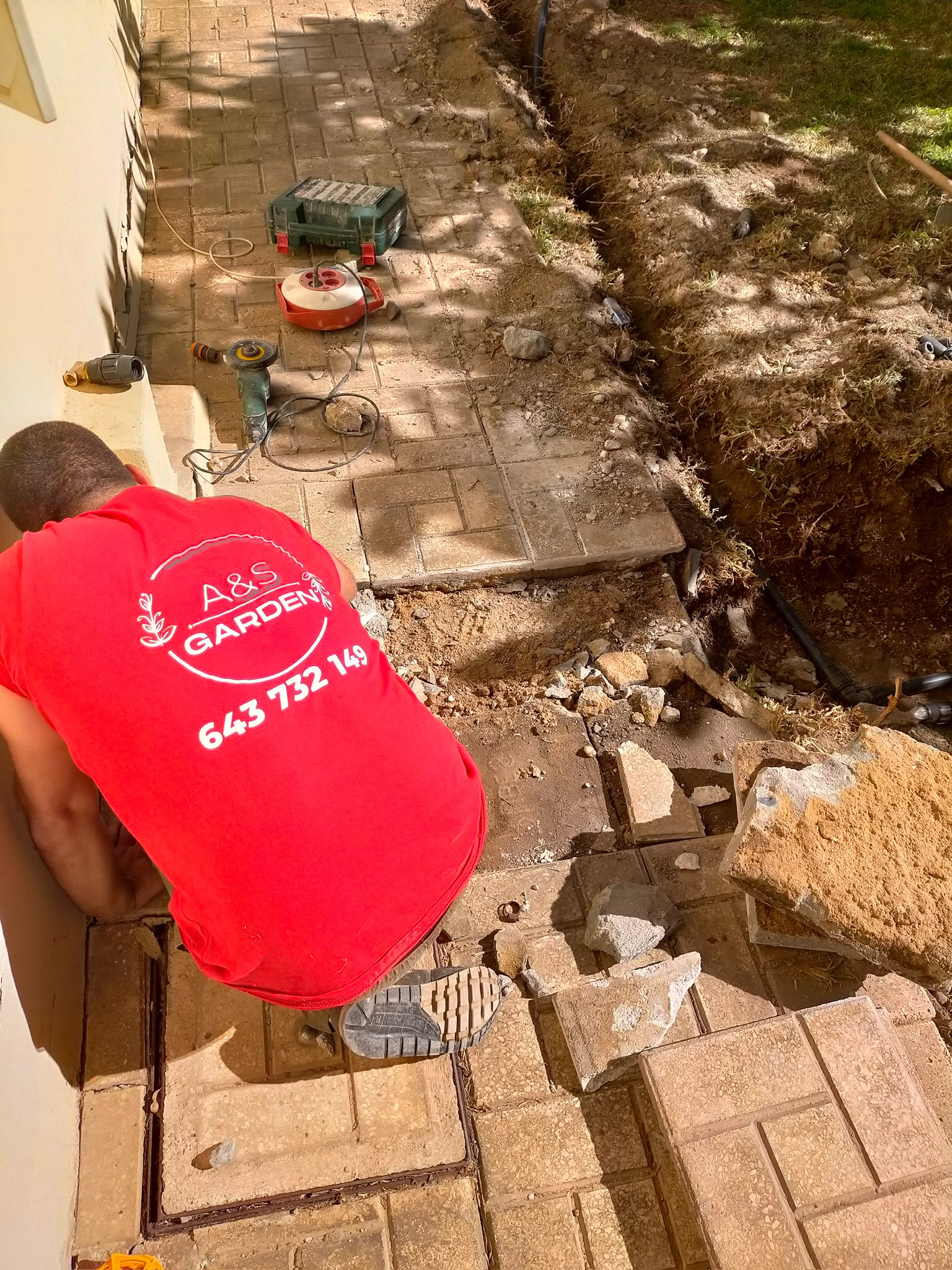 Equipo trabajando en una zanja para la instalación del riego
